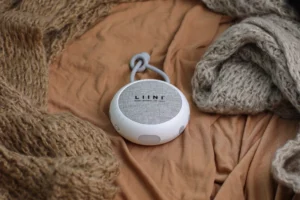 LIINI Einschlafhilfe mit White Noise auf einer Decke