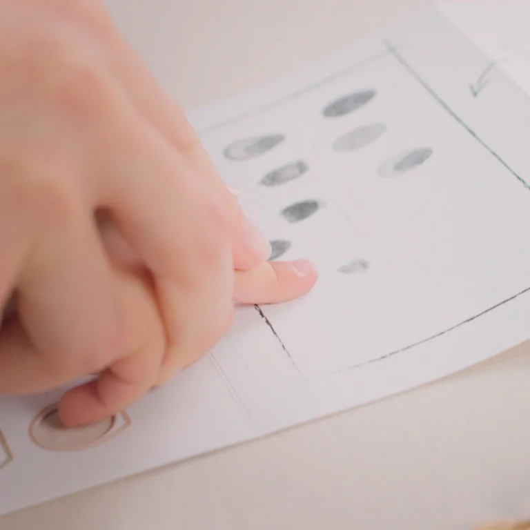 Kinderfinger hinterlässt Fingerabdrücke auf einer Karte