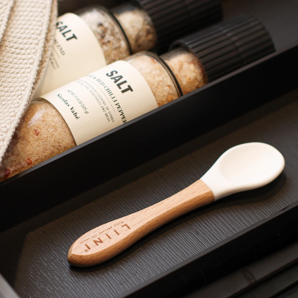 LIINI cuillère en bois blanche pour la bouillie de bébé LIINI cuillère en bois blanche pour la bouillie de bébé