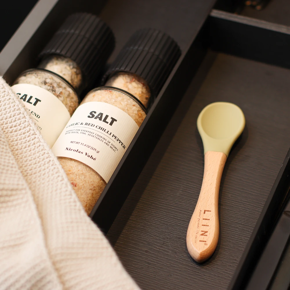 Cuillère à bouillie pour bébé vert olive avec manche en bois Cuillère à bouillie pour bébé vert olive avec manche en bois