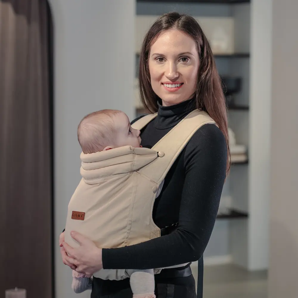 Marsupio LIINI beige con bambino Marsupio LIINI beige con bambino