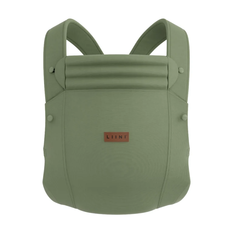 Mutter mit Baby in der LIINI Babytrage olive