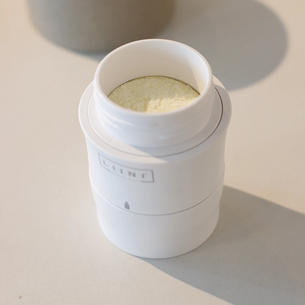 Milchpulver-Aufsatz gefüllt mit Pulver Milchpulver-Aufsatz gefüllt mit Pulver