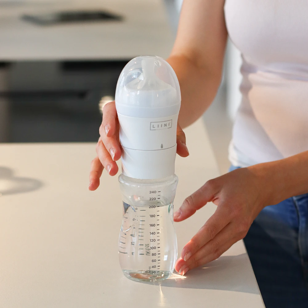 Dispenser auf Babyflaschen schrauben Dispenser auf Babyflaschen schrauben