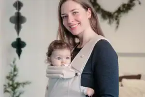 Mutter trägt ihr Baby in der LIINI Babytrage hellgrau
