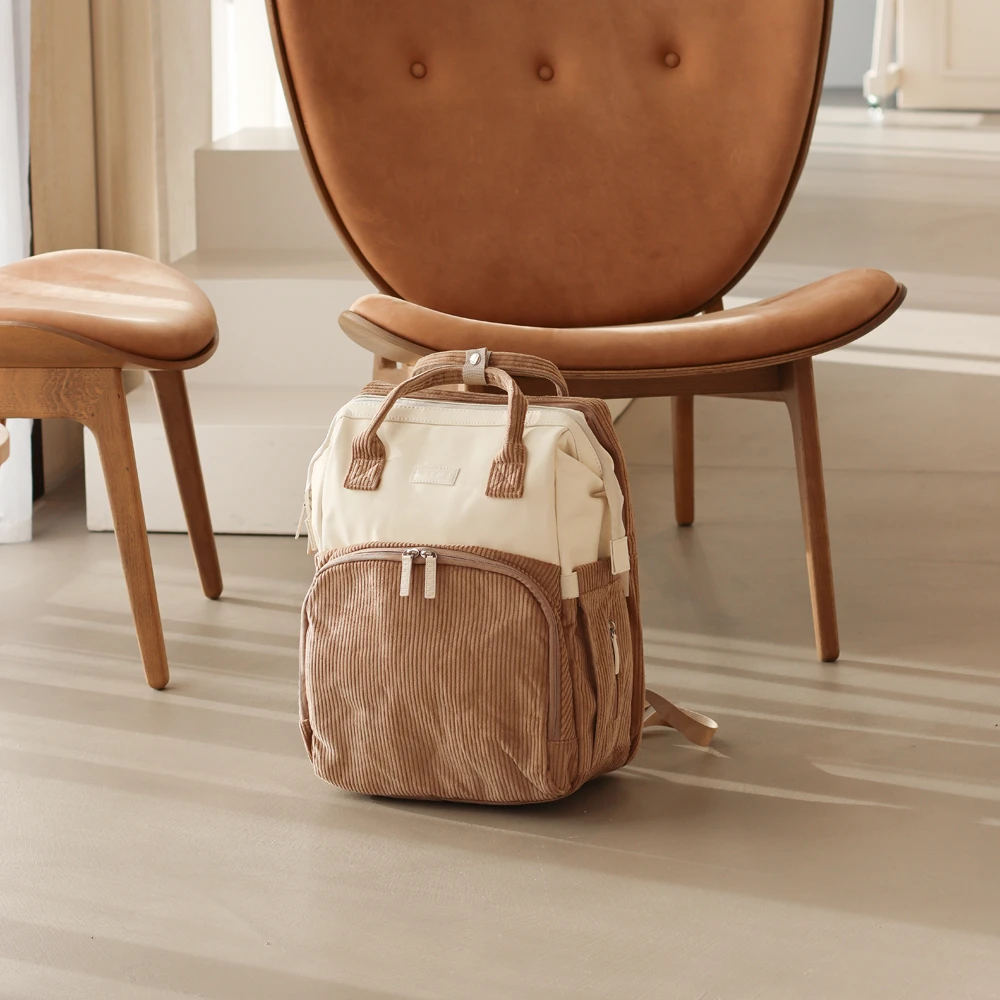 LIINI sac à langer velours côtelé marron avec cuir végétalien LIINI sac à langer velours côtelé marron avec cuir végétalien